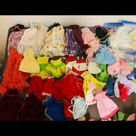 VINTAGE 1960S Mattel Barbie lot with accessories and complete outfit sets!! - Picture 3 of 12